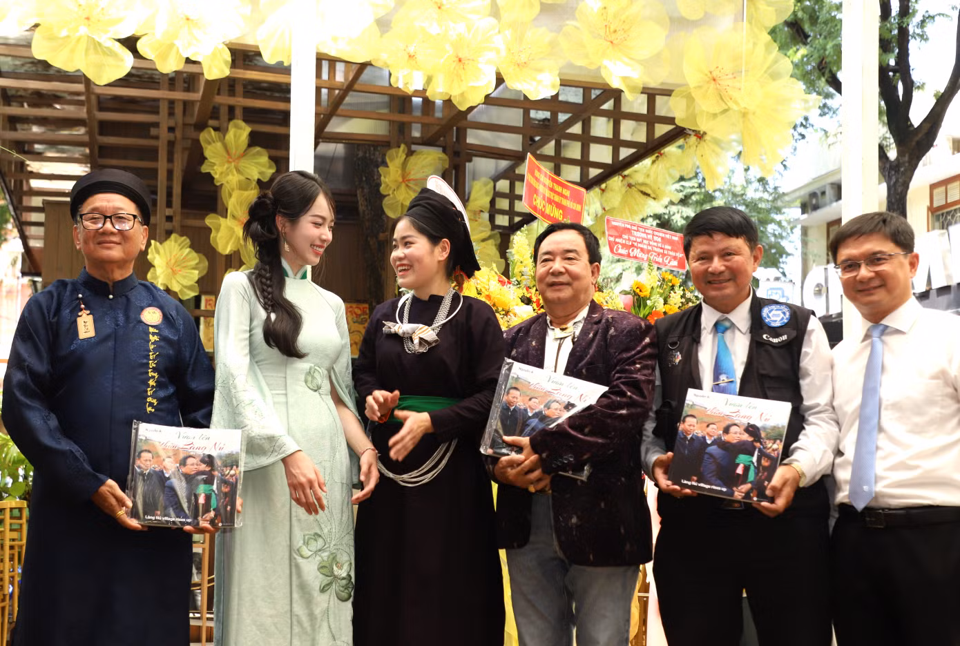 Ngay những ngày mới xảy ra thảm kịch ở Làng Nủ, Hoa hậu Thanh Thủy đã đến chia nỗi mất mát lớn của bà con. Ngay những ngày mới xảy ra thảm kịch ở Làng Nủ, Hoa hậu Thanh Thủy đã đến chia nỗi mất mát lớn của bà con.