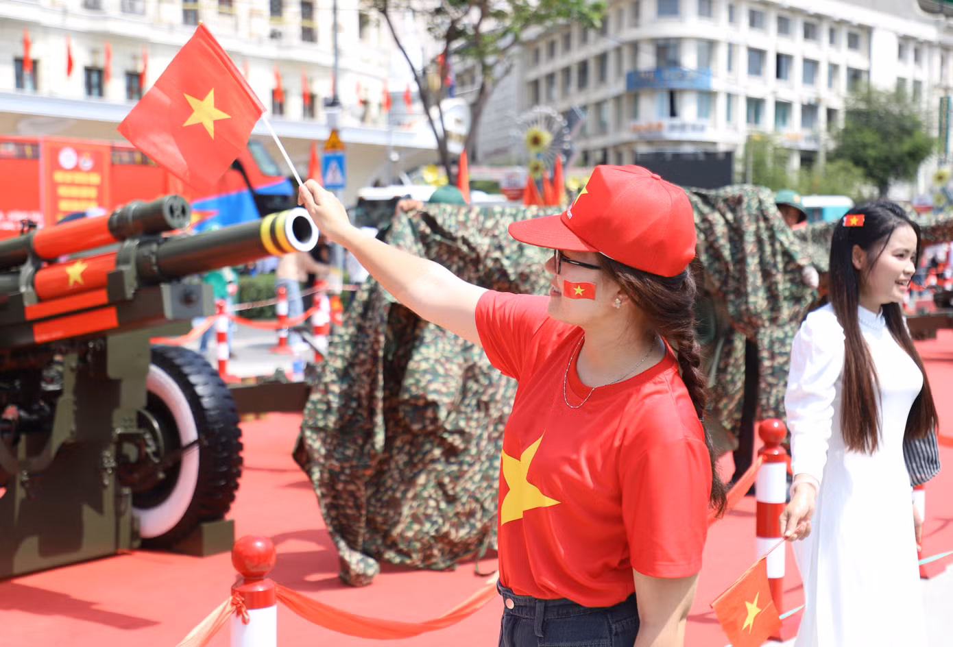 Bà con nhân dân đến ghi lại hình ảnh kỷ niệm cùng các khẩu pháo.