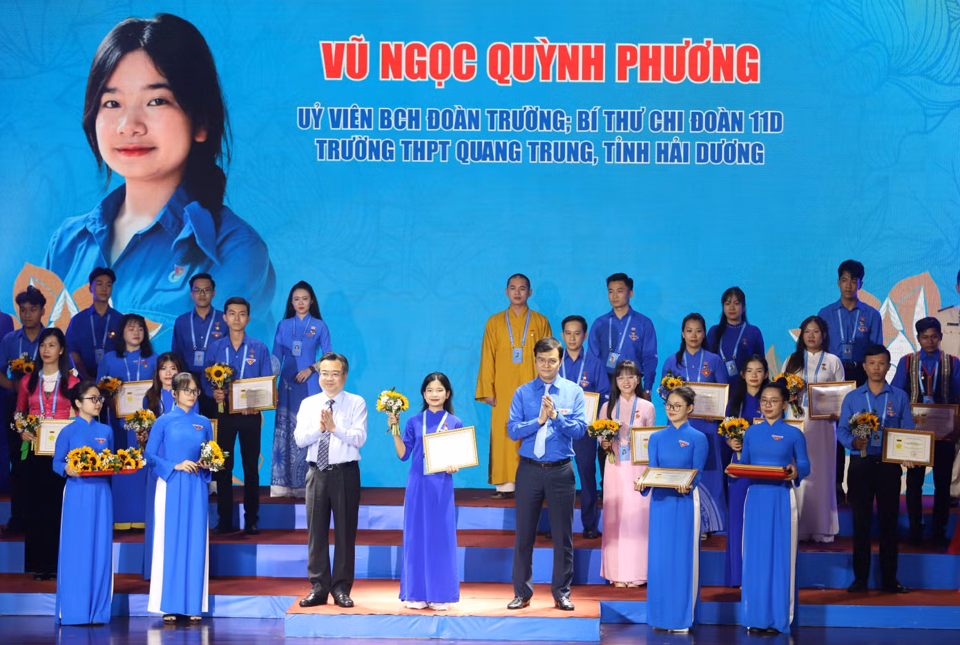Phó Bí thư Thường trực Thành ủy TPHCM Nguyễn Thanh Nghị và Bí thư thứ nhất T.Ư Đoàn Bùi Quang Huy tuyên dương, khen thưởng các em học sinh tiêu biểu dự Đại hội Thanh niên tiên tiến làm theo lời Bác.