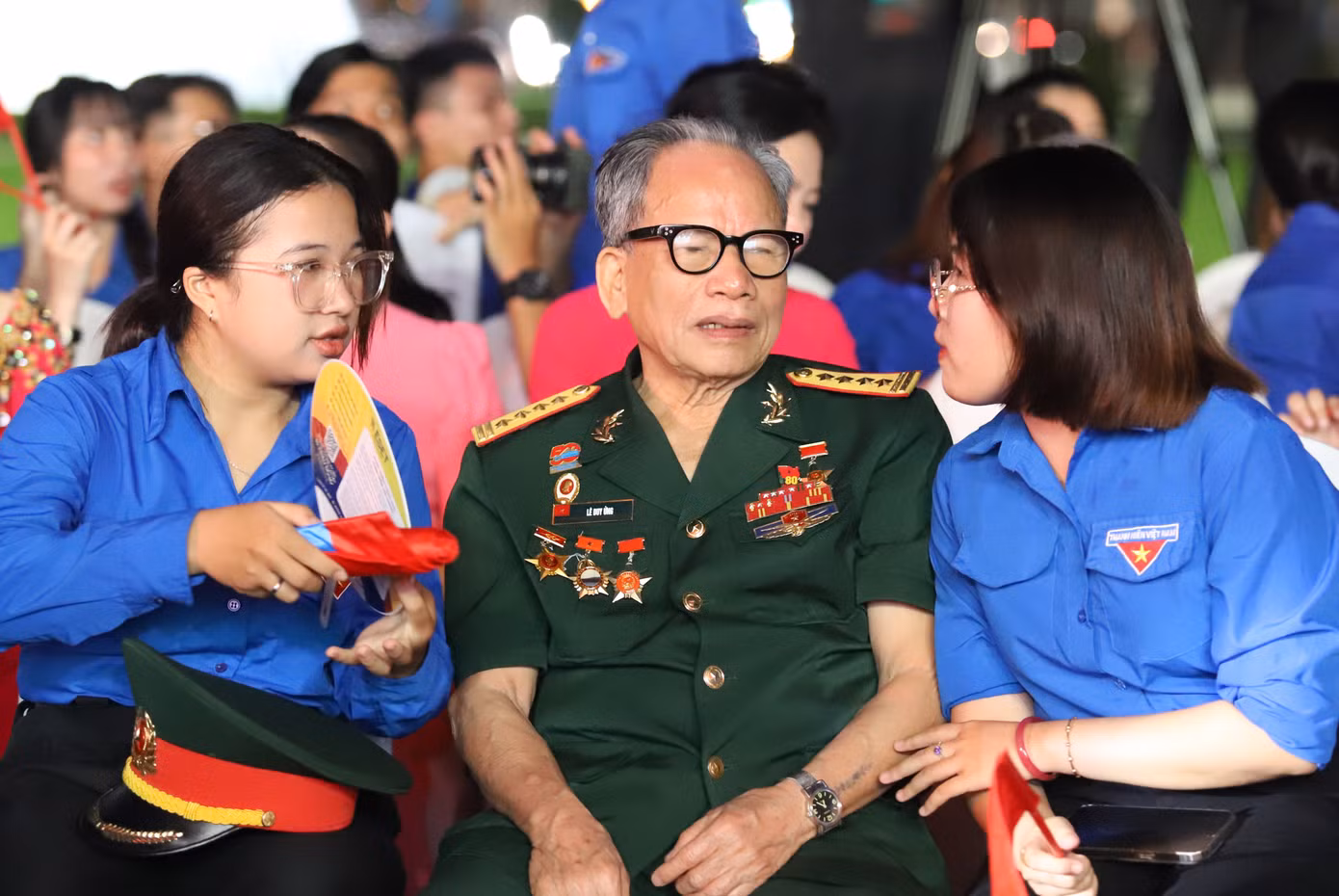 Các bạn đoàn viên thanh niên trò chuyện với Đại tá, Anh hùng Lực lượng vũ trang nhân dân, họa sĩ Lê Duy Ứng, người từng dùng chính máu từ đôi mắt của mình để vẽ chân dung Bác Hồ giữa khói lửa chiến tranh những ngày tham gia Chiến dịch Hồ Chí Minh lịch sử.