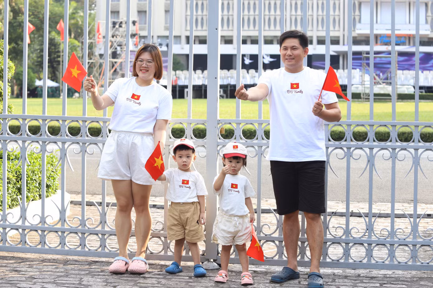 Nhiều gia đình trẻ đến check in những ngày qua để lưu lại những khoảnh khắc thật đẹp cùng màu cờ Tổ quốc.
