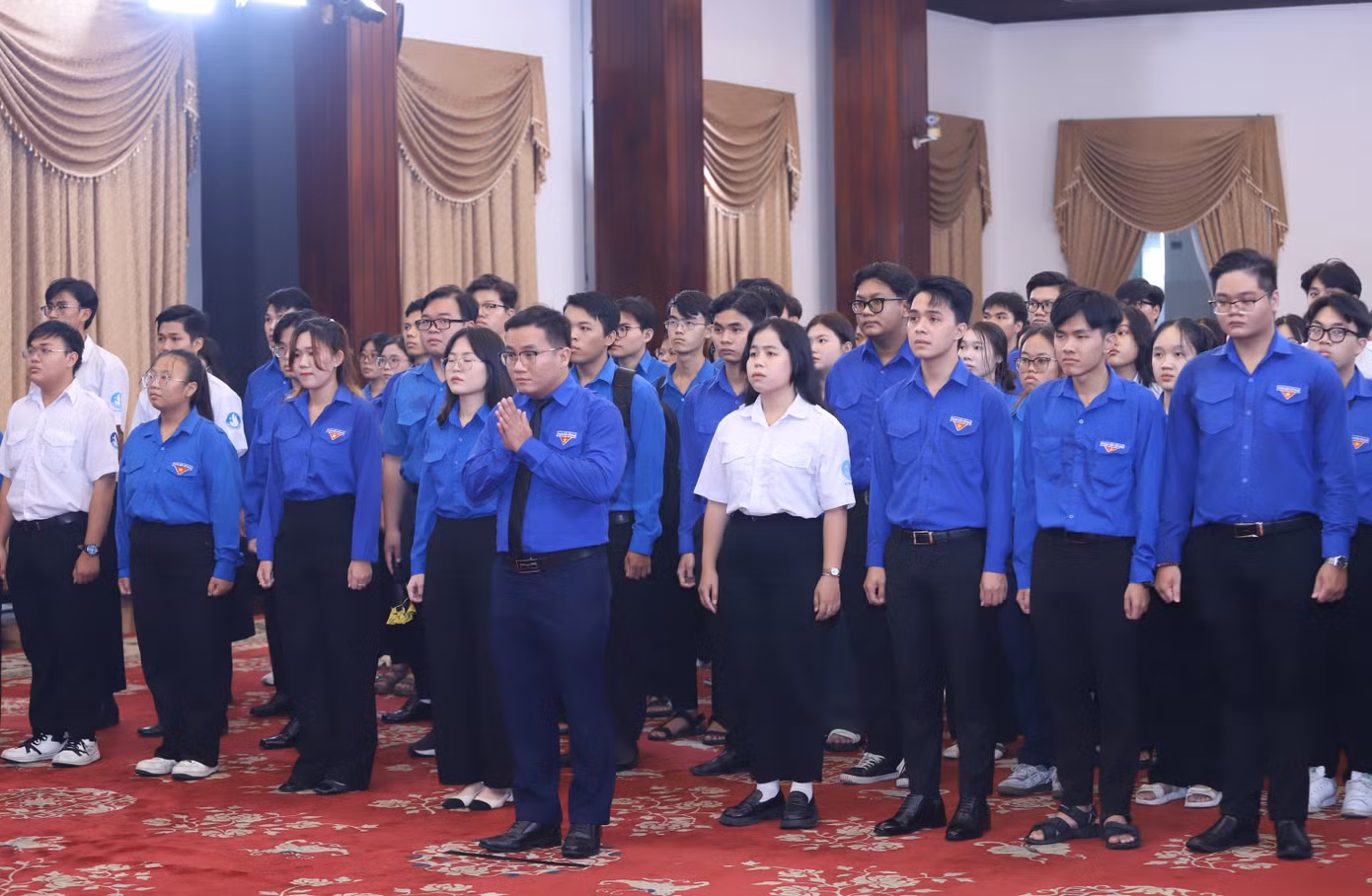 Các bạn cán bộ Đoàn, đoàn viên thanh niên, sinh viên Học viện Cán bộ TPHCM đến viếng nguyên Chủ tịch nước Trần Đức Lương. Ảnh: Ngô Tùng