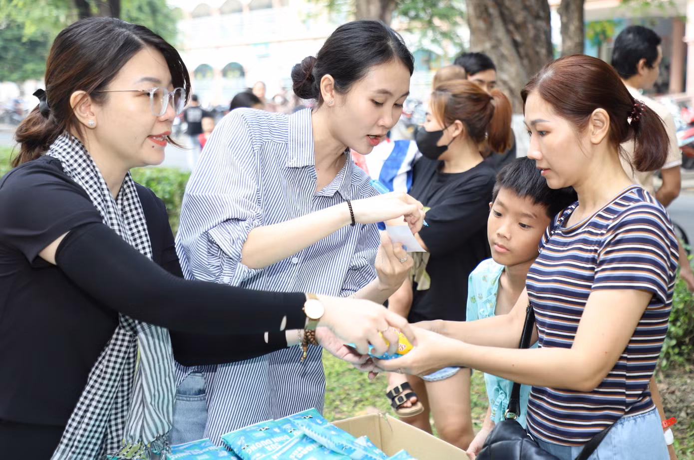 Là một tình nguyện viên của chương trình, bạn Quỳnh Như (sinh viên khoa Quan hệ công chúng – Truyền thông, Trường Đại học Văn Lang) cùng các bạn trẻ khác chia sẻ những phần quà bánh, vui chơi với các em nhỏ. “Nhìn hoàn cảnh các em bé, mình cảm thấy xúc động và cũng vui khi được góp chút thời gian để đem những món quà đồng thời ủng hộ tinh thần các bé”, Quỳnh Như chia sẻ.