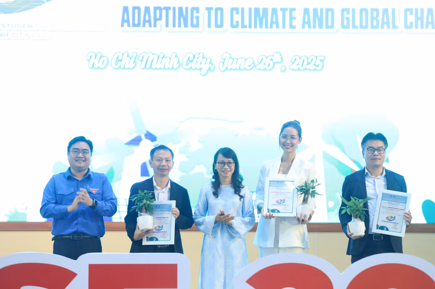 Anh Ngô Minh Hải, Bí thư Thành Đoàn, Chủ tịch Hội Liên hiệp Thanh niên Việt Nam TPHCM và GS.TS Nguyễn Thị Thanh Mai tặng cây xanh và thư cám ơn đến các diễn giả chính buổi khai mạc diễn đàn.