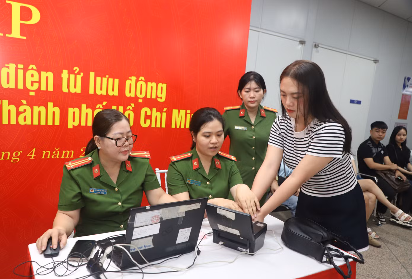 Theo quan sát, việc cấp tài khoản định danh này diễn ra trong khoảng 3-5 phút mỗi trường hợp, gồm việc thu thập thông tin cá nhân, lấy mống mắt, chụp ảnh, lăn tay... Sau các thủ tục, người dân chỉ cần đợi hệ thống trả về tin nhắn để xác thực và chính thức được cấp mã định danh.