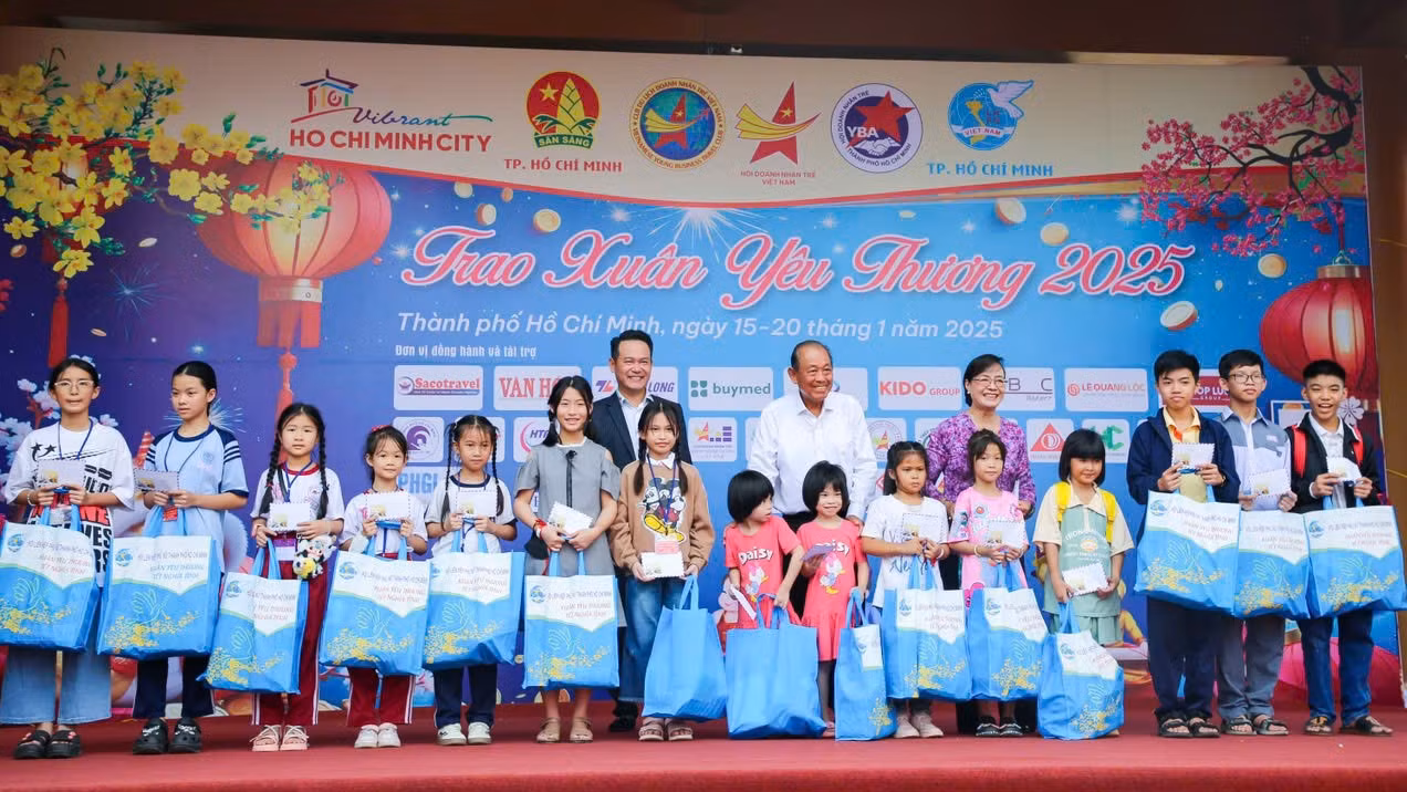 Nguyên Phó Thủ tướng Thường trực Trương Hòa Bình cùng Chủ tịch Trung ương Hội Doanh nhân Việt Nam Đặng Hồng Anh và nguyên Chủ tịch HĐND TPHCM Nguyễn Thị Quyết Tâm trao món quà xuân cho các em.