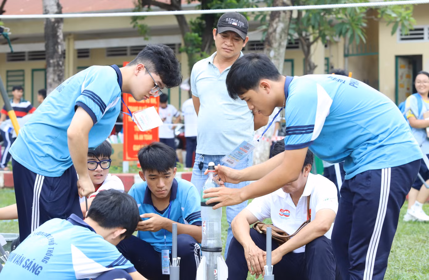 Vừa cùng hai đồng đội tại Trường THPT Phạm Văn Sáng (huyện Hóc Môn) thực hiện phần thi bắn tên lửa nước tầm xa và bung dù, bạn Võ Nhật Gia Huy cho biết bản thân đã áp dụng các kiến thức vật lý được thầy cô truyền dạy trước đó như áp suất, lực đẩy. Theo nam sinh, từ những kiến thức nền tảng đó, các bạn áp dụng vào việc chế tạo tên lửa nước đảm bảo bắn bung dù rơi xuống lâu hơn.