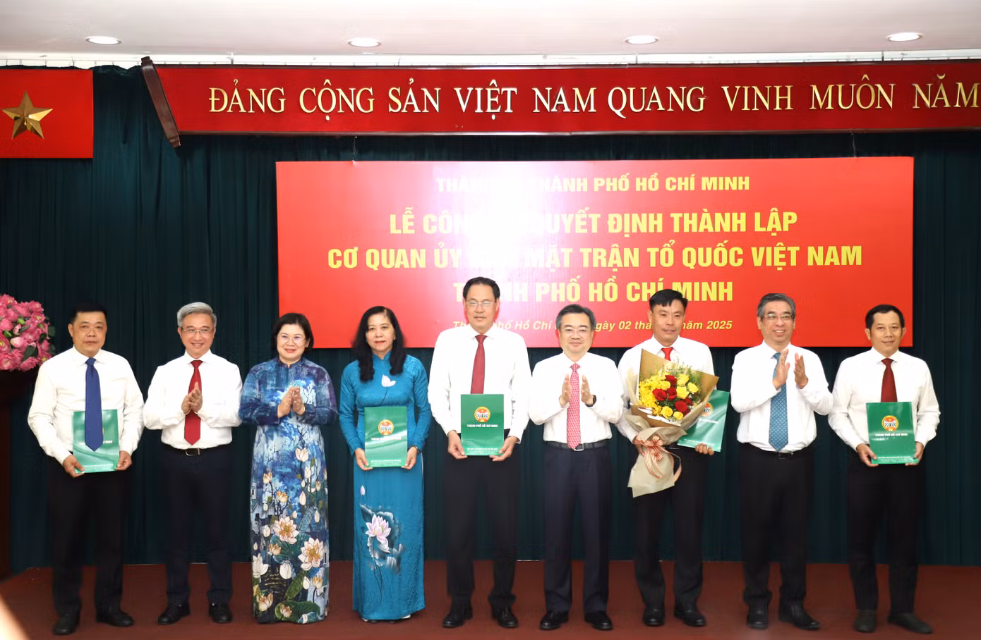 Trao quyết định cho Hội Nông dân TPHCM.