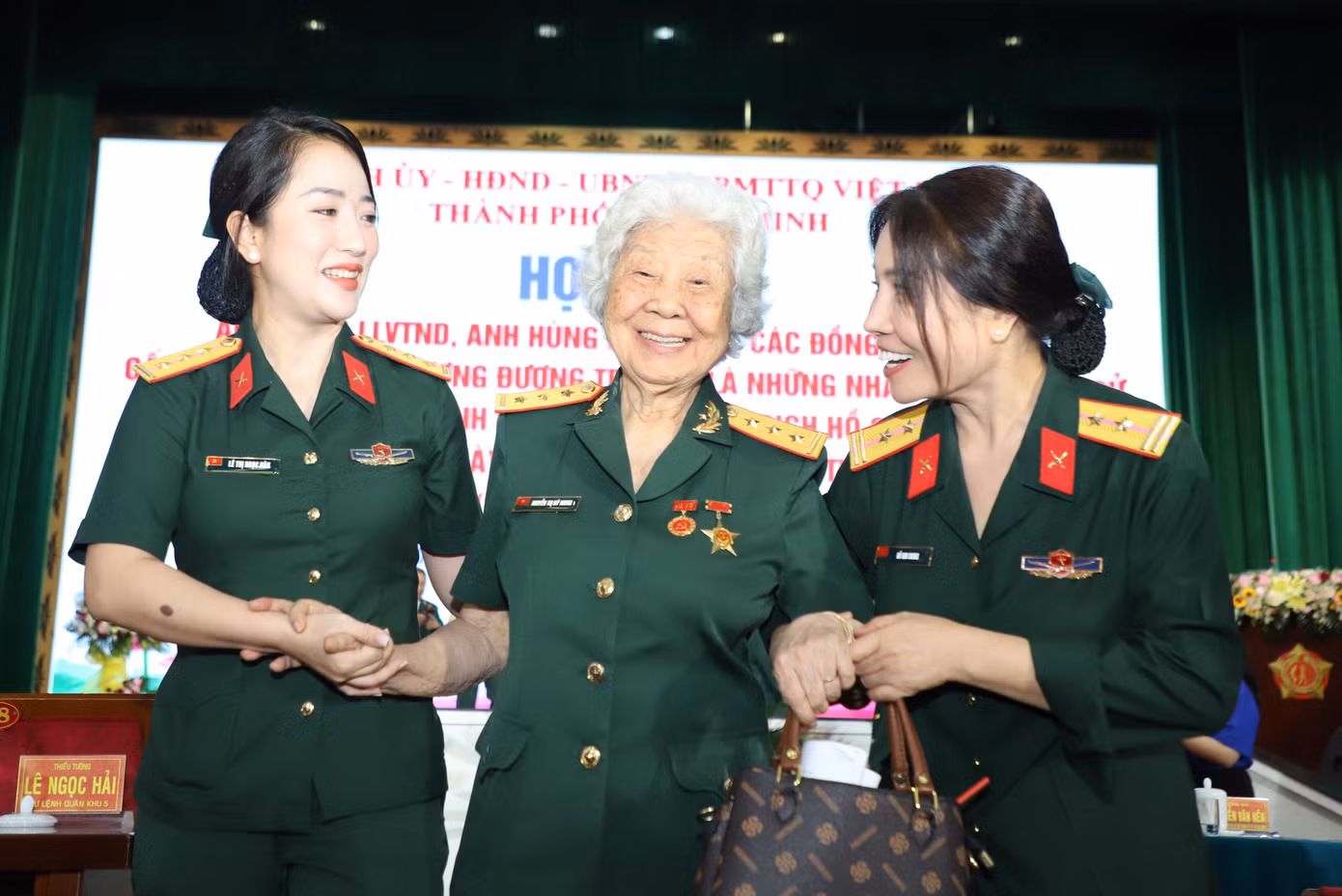 Nhân dịp kỷ niệm 50 năm Ngày Giải phóng miền Nam, thống nhất đất nước, lãnh đạo Đảng, Nhà nước và TPHCM, các địa phương cũng tổ chức nhiều đoàn đến thăm hỏi, tri ân những Anh hùng Lực lượng vũ trang, các cựu chiến binh từng tham gia Chiến dịch Hồ Chí Minh, người có công với nước, thể hiện truyền thống, đạo lý tốt đẹp ngàn đời của dân tộc.
