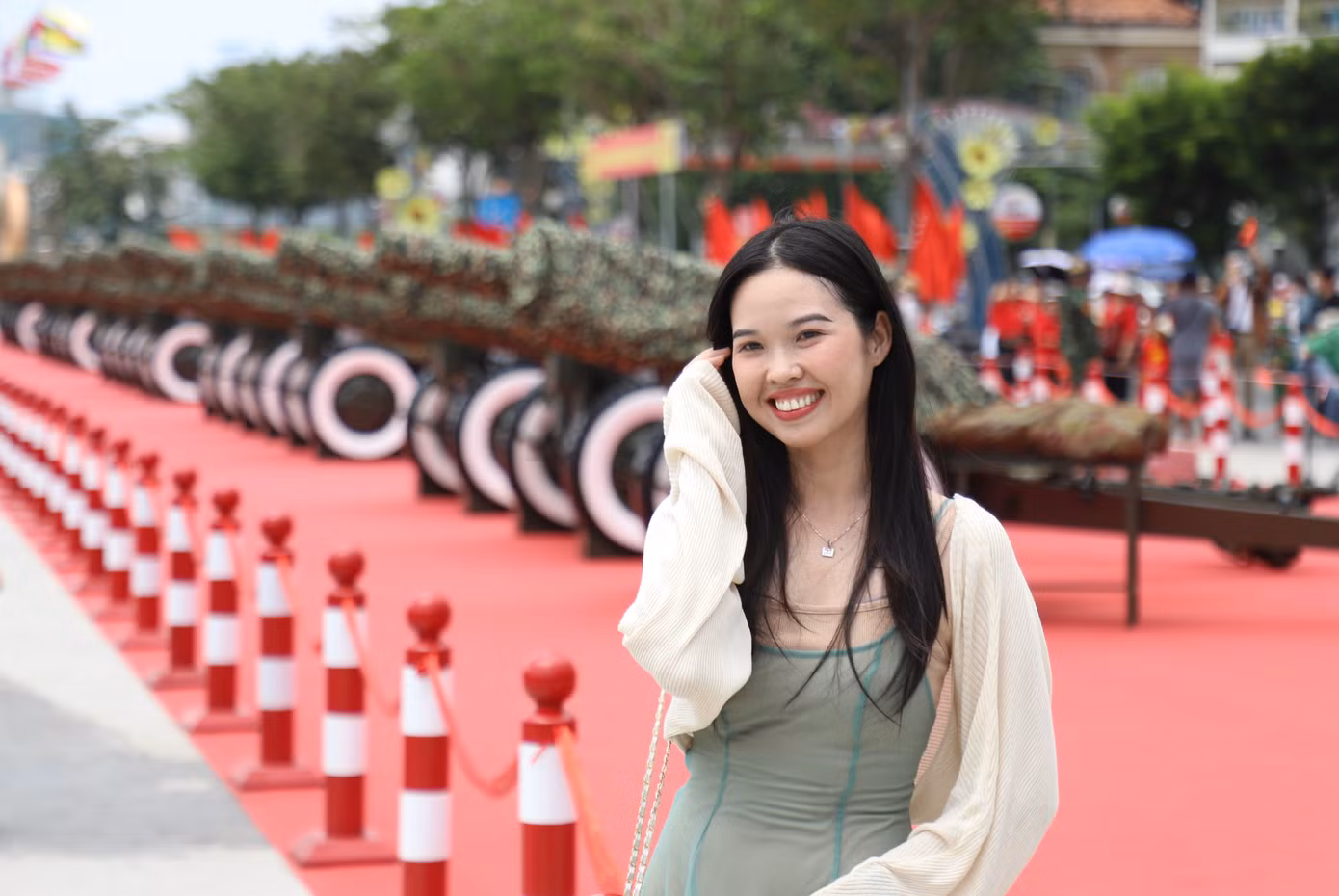 Bạn trẻ check-in với trận địa pháo lễ.