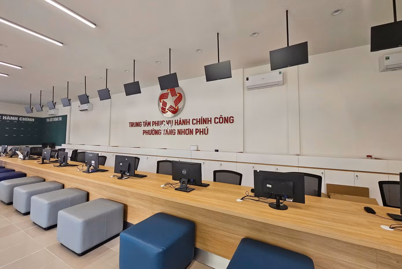 Đến chiều 29/6, nhiều địa phương của TPHCM vẫn tiếp tục hoàn thiện cơ sở vật chất để chuẩn bị cho việc phục vụ nhân dân theo mô hình hoạt động mới.