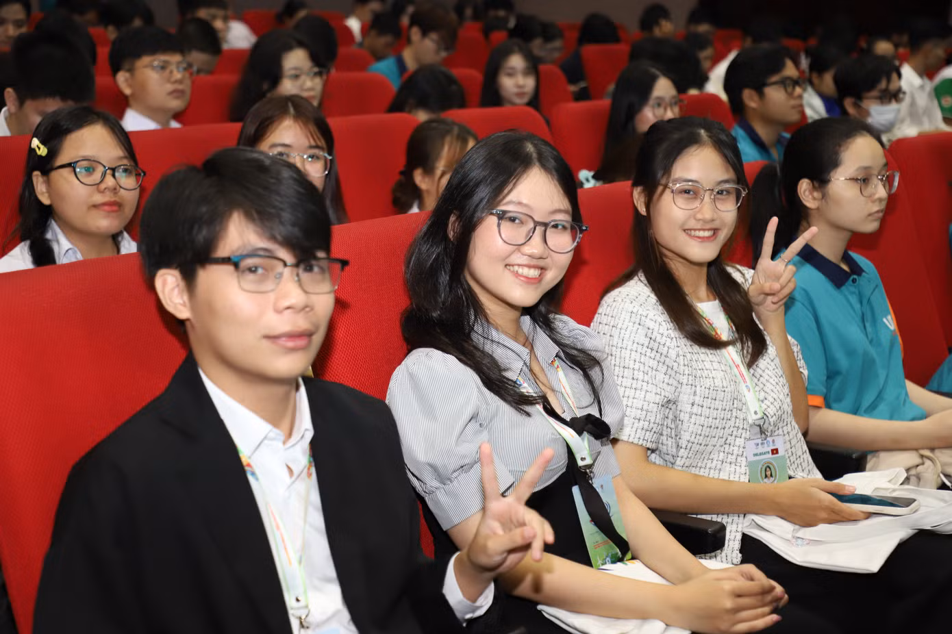 Bạn trẻ hào hứng trải nghiệm không gian học thuật lẫn tìm hiểu thực tế trong khuôn khổ diễn đàn.