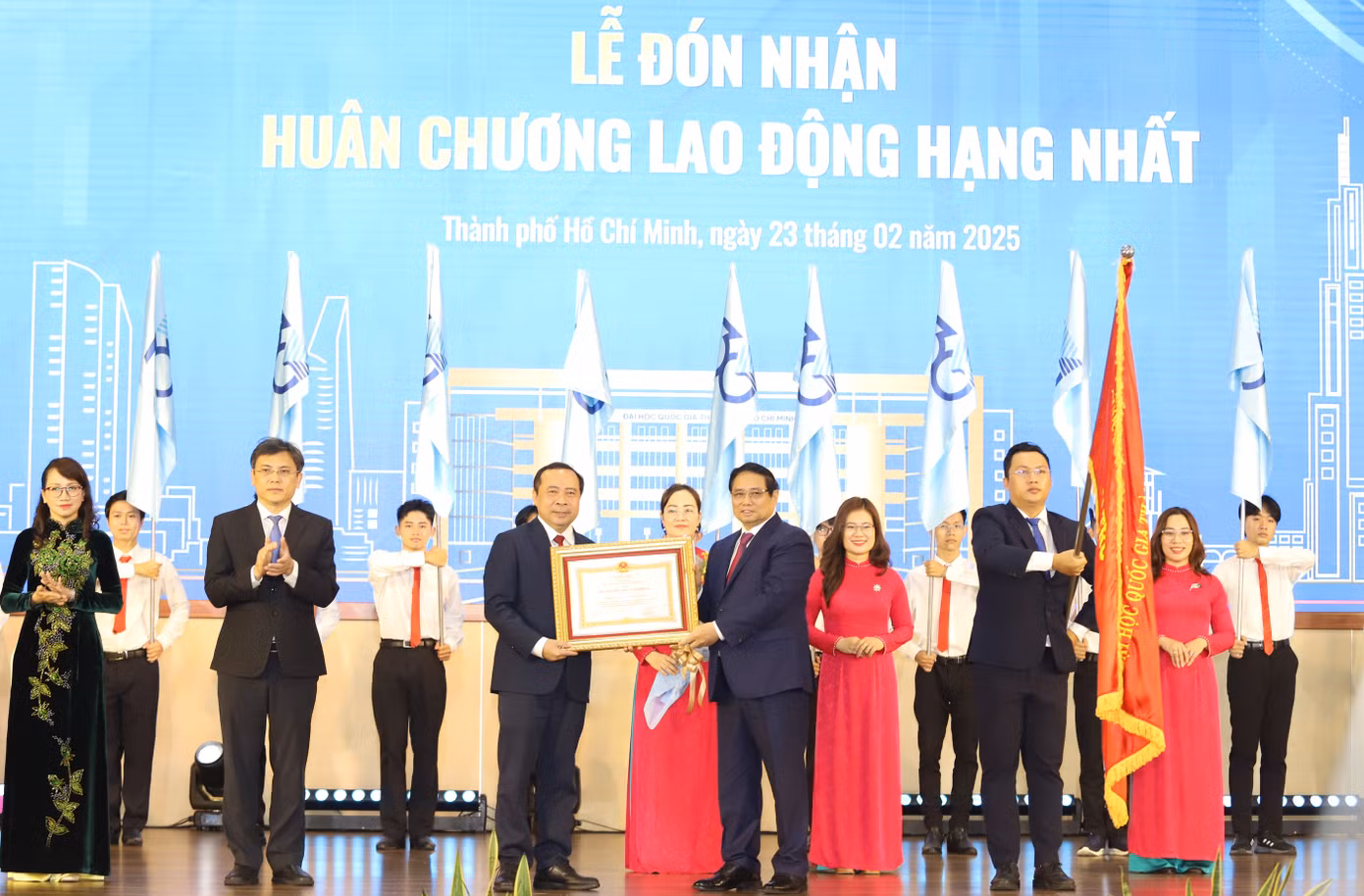 Thủ tướng Phạm Minh Chính trao Huân chương Lao động hạng Nhất của Chủ tịch nước tặng ĐHQG TPHCM. Ảnh: Ngô Tùng.