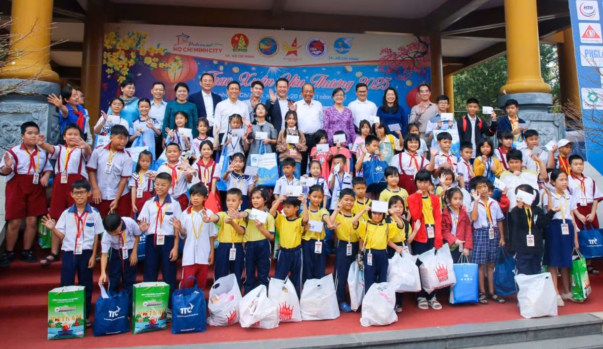 Các bạn nhỏ đón nhận tình cảm yêu thương đến từ sự chung tay của các cơ quan, đơn vị.