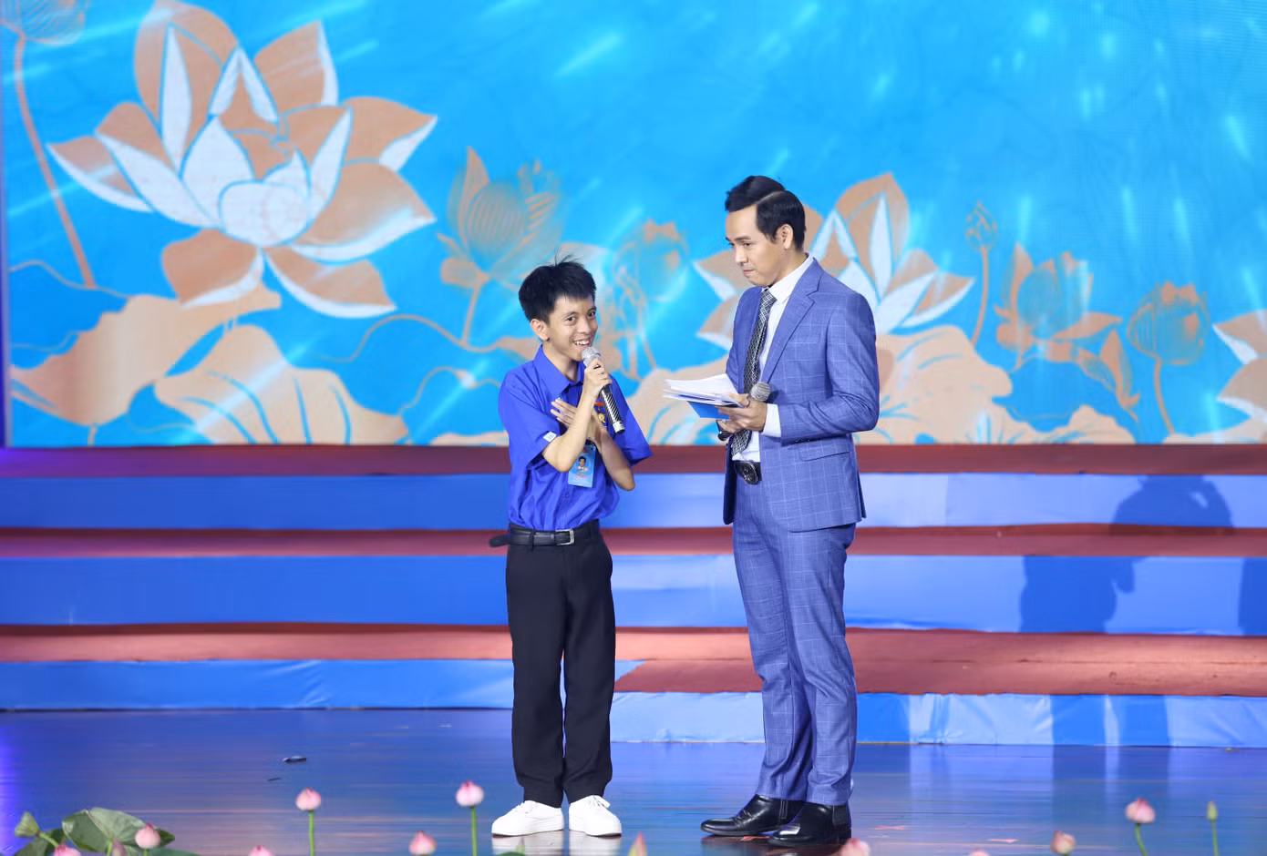Tại chương trình, các gương điển hình trong tuổi trẻ cả nước đã sẻ chia nhiều câu chuyện nỗ lực vươn lên, cống hiến không ngừng nghỉ trên nhiều lĩnh vực, trở thành niềm cảm hứng cho thế hệ trẻ.