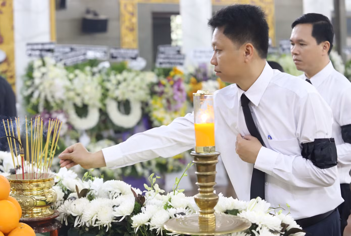 Thân quyến cùng đại diện các cơ quan, ban ngành Trung ương, TPHCM thắp hương tiễn biệt GS.TS Phan Lương Cầm.