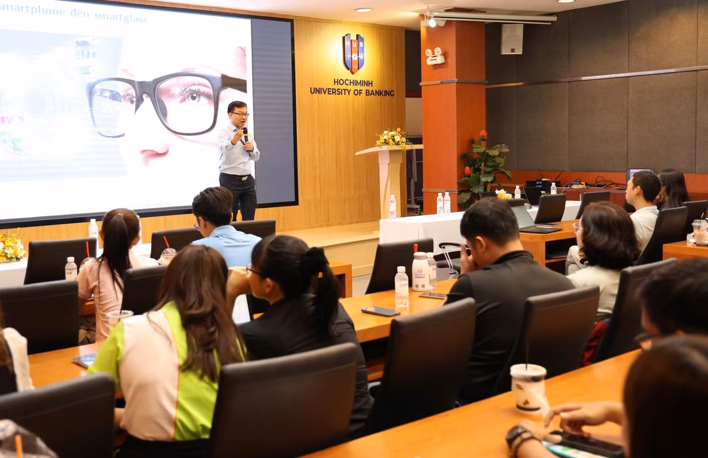 Chuyên gia trao đổi với học viên là cán bộ, công chức, viên chức thành phố. Ảnh: Tỷ Huỳnh