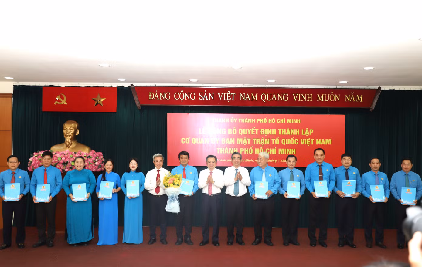 Trao quyết định cho bộ máy Liên đoàn Lao động TPHCM.