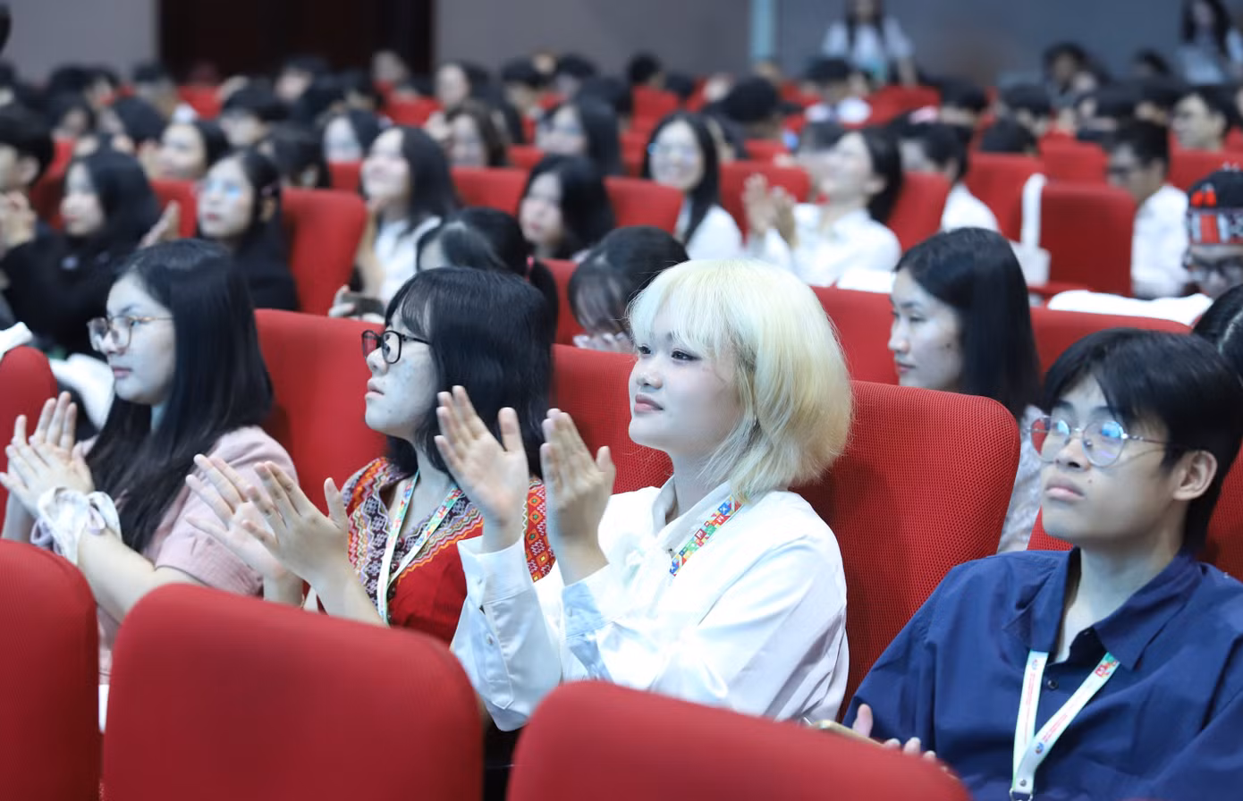 Các bạn sinh viên quốc tế và Việt Nam tham dự diễn đàn. Ảnh: Ngô Tùng