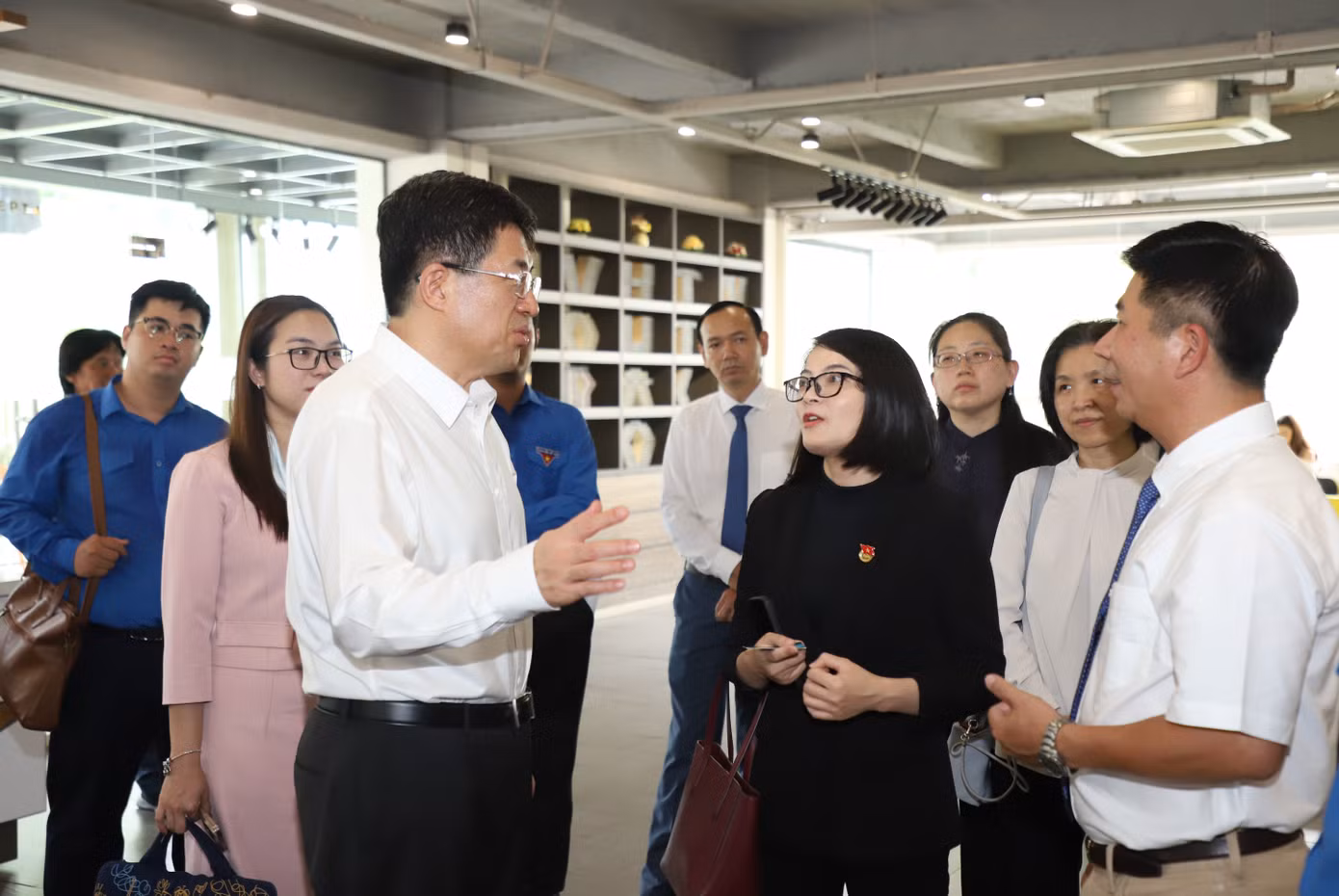 Đến tham quan, tìm hiểu, anh A Đông - Bí thư thứ nhất Ban Bí thư Trung ương Đoàn TNCS Trung Quốc trao đổi trực tiếp với lãnh đạo Nhà Văn hóa Thanh niên TPHCM cũng như cơ quan chủ quản của đơn vị này (Thành Đoàn TPHCM) để nắm bắt đầy đủ về các hoạt động ở đây.