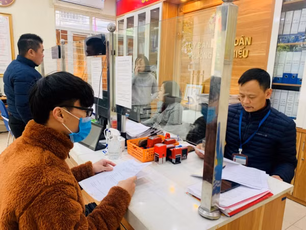 UBND các phường tăng cường xác nhận bằng các phương thức theo hướng dẫn của Bộ Công an để phục vụ người dân.