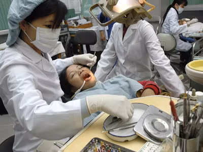 Khi có vấn đề về răng, nên gặp bác sĩ để được tư vấn