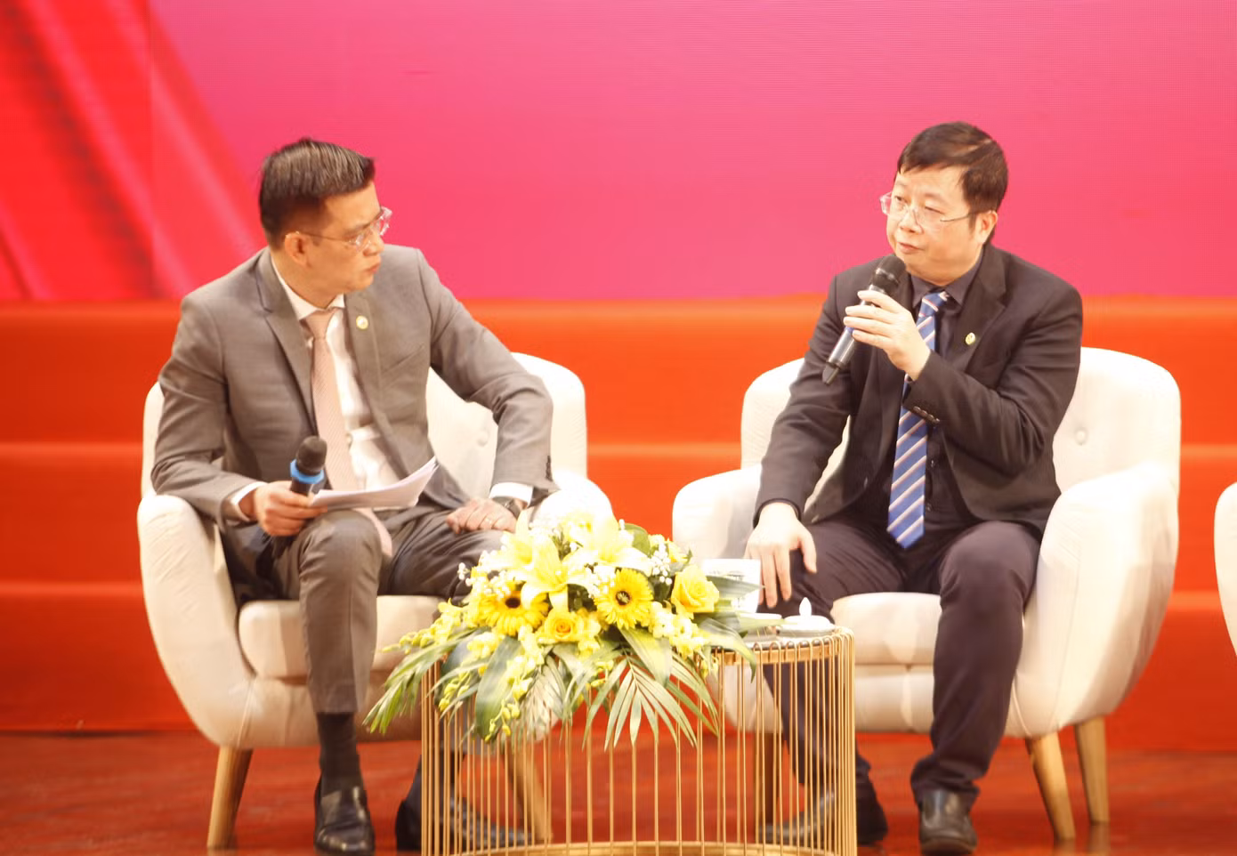 Thứ trưởng Bộ Thông tin và Truyền thông Nguyễn Thanh Lâm (phải) nêu quan điểm mạnh tay xử lý nội dung xấu độc trên môi trường số. Ảnh: NGUYỄN THẮNG.