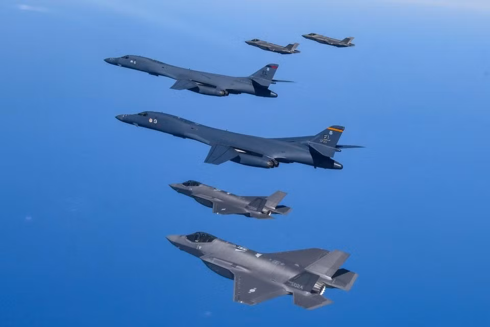 Các máy bay ném bom B-1B, F-16 và F-35A. Ảnh: Reuters