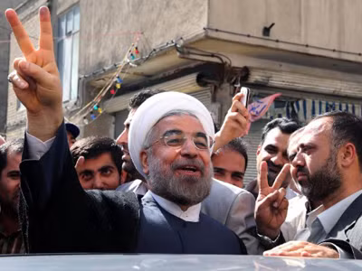Ông Hassan Rouhani (đeo kính) đánh bại 5 ứng viên để giành chiến thắng tại cuộc bầu cử tổng thống ngày 14/6. Ảnh: Getty Images