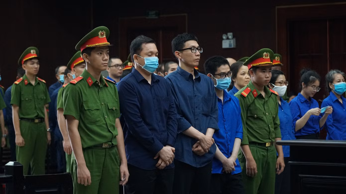 Các bị cáo nghe tuyên án. Các bị cáo nghe tuyên án.