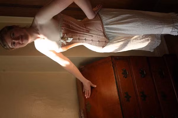 Một trong những lợi ích của lối sống hoài cổ đối với Sarah, đó là sau một năm sử dụng chiếc áo nịt ngực kiểu cũ, cô thấy eo đã nhỏ đi nhiều, cách đi đứng, cử chỉ cũng nữ tính, duyên dáng hơn. Một trong những lợi ích của lối sống hoài cổ đối với Sarah, đó là sau một năm sử dụng chiếc áo nịt ngực kiểu cũ, cô thấy eo đã nhỏ đi nhiều, cách đi đứng, cử chỉ cũng nữ tính, duyên dáng hơn