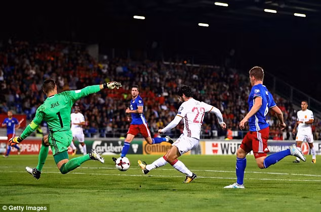 Tây Ban Nha đại thắng 8-0, Italia giành 3 điểm may mắn ảnh 1