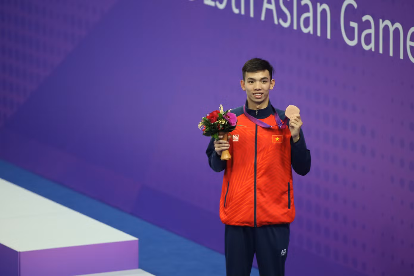 Huy Hoàng giành 2 HCĐ tại Asiad 19