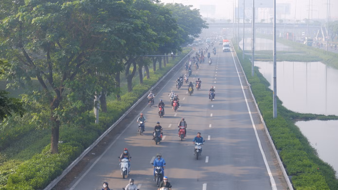 Sương mù dày đặc trên quốc lộ 1 (quận Bình Tân) - cửa ngõ phía tây TPHCM. Ảnh: Hữu Huy