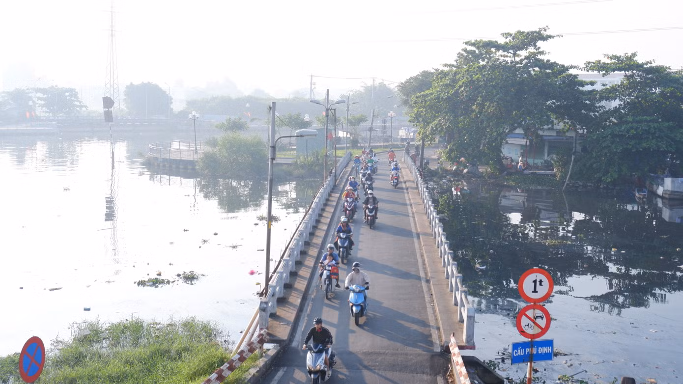 Theo Trung tâm Dự báo Khí tượng Thủy văn quốc gia, trong hôm nay (21/11), khu vực Nam bộ có mây, ngày nắng, chiều tối và đêm có mưa rào và dông vài nơi. Gió đông bắc cấp 2-3. Nhiệt độ thấp nhất từ 24-27 độ C, cao nhất từ 31-34 độ C. Hình ảnh sương mù vào sáng 21/11 tại khu vực cầu Phú Định (phường 16, quận 8). Ảnh: Hữu Huy