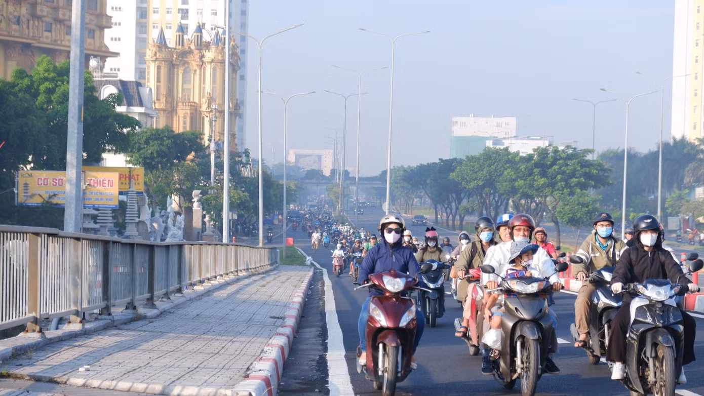 Nhiều người dân đeo kính mát, đeo khẩu trang khi ra đường. Ảnh: Hữu Huy