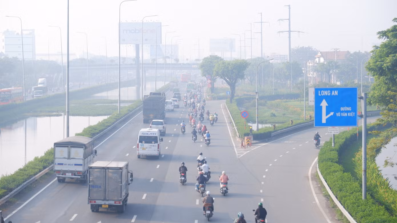 Sương mù dày đặc trên quốc lộ 1 (quận Bình Tân) - cửa ngõ phía tây TPHCM. Ảnh: Hữu Huy