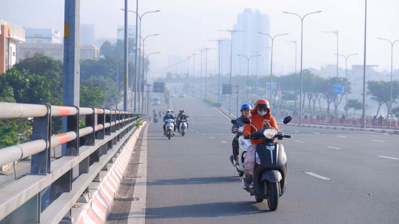 Khu vực cầu Lò Gốm trên đường Võ Văn Kiệt (đoạn qua quận 6) lúc 8 giờ sáng. Ảnh: Hữu Huy