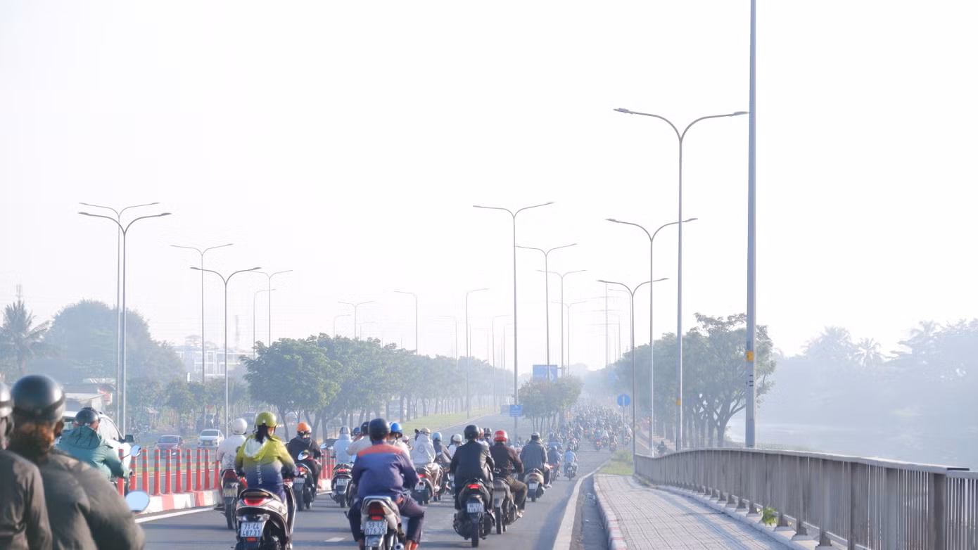 Sương mù dày đặc trên đường Võ Văn Kiệt (đoạn qua phường 16, quận 8).