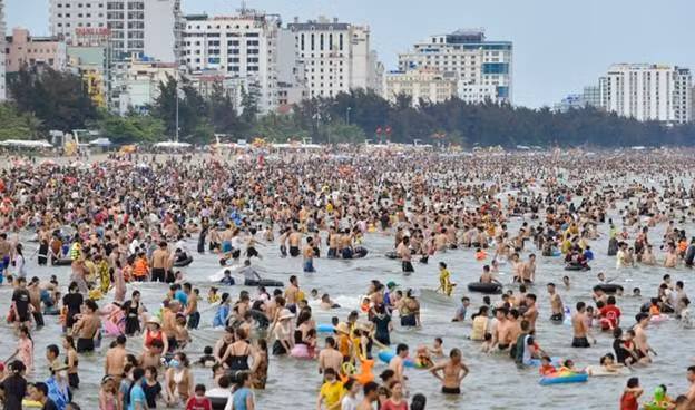 Bãi biển Sầm Sơn ngày 30/4