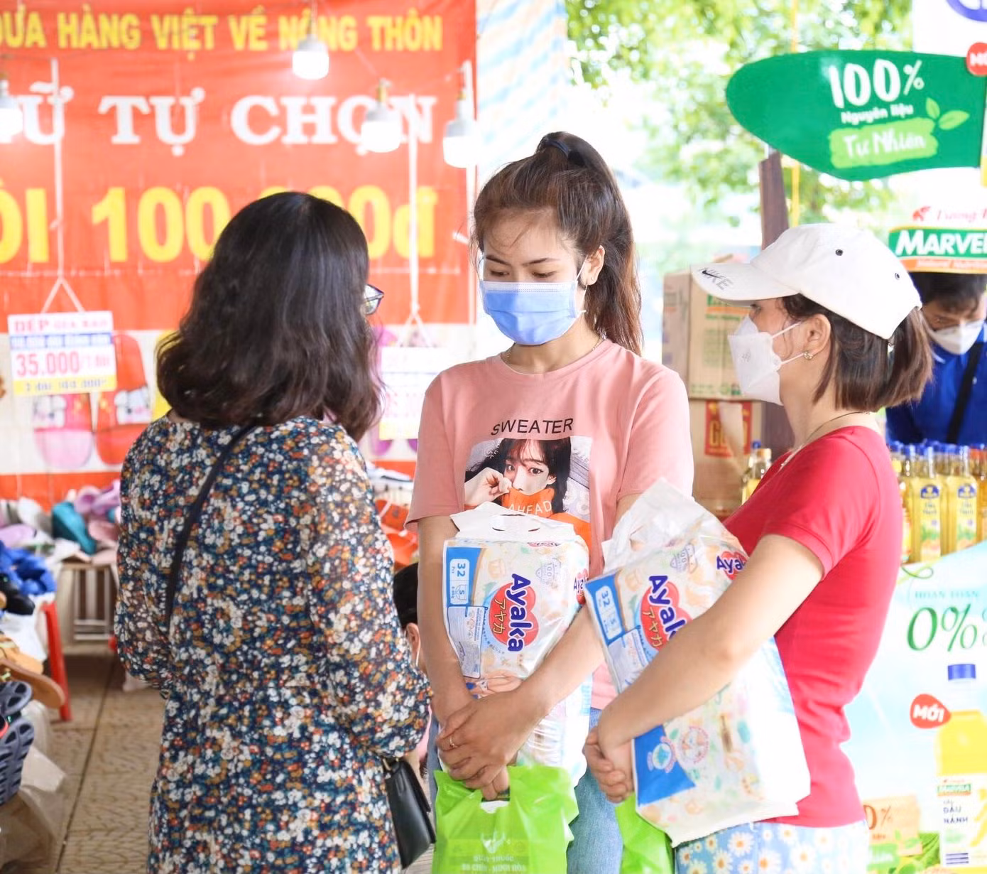Chị Nguyễn Thị Liễu và Nguyễn Thị Duyên vui mừng khi nhận quà cho con