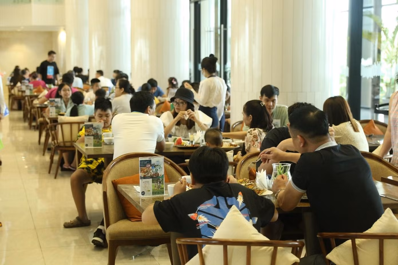 Du khách thưởng thức buffet tại khách sạn FLC Sầm Sơn