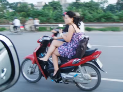 Vắt chân chữ ngũ đi xe. Ảnh: Hữu Hồng