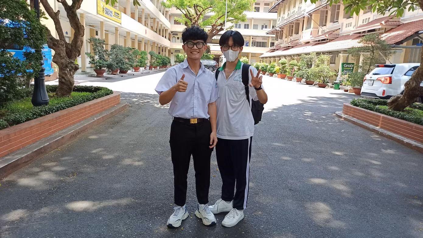 Đôi bạn thân hi vọng sẽ cùng nhau nhận thành quả tốt nhất sau buổi thi.