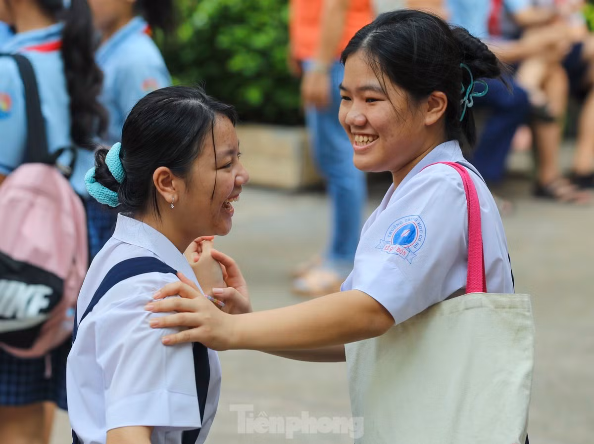 Sĩ tử 2K9 chúc nhau hoàn thành tốt bài thi môn Ngữ Văn. Ảnh: Duy Anh/TPO. Sĩ tử 2K9 chúc nhau hoàn thành tốt bài thi môn Ngữ Văn. Ảnh: Duy Anh/TPO.