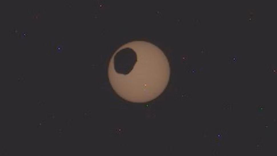 Mặt trăng Phobos đi qua phía trước mặt trời trong hình ảnh do tàu thăm dò Perseverance của NASA chụp ngày 8/2/2024. (Ảnh: NASA/JPL-Caltech/ASU) Mặt trăng Phobos đi qua phía trước mặt trời trong hình ảnh do tàu thăm dò Perseverance của NASA chụp ngày 8/2/2024. (Ảnh: NASA/JPL-Caltech/ASU)