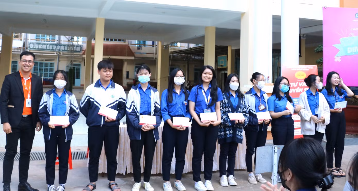Nhiều học sinh được trao học bổng từ chương trình