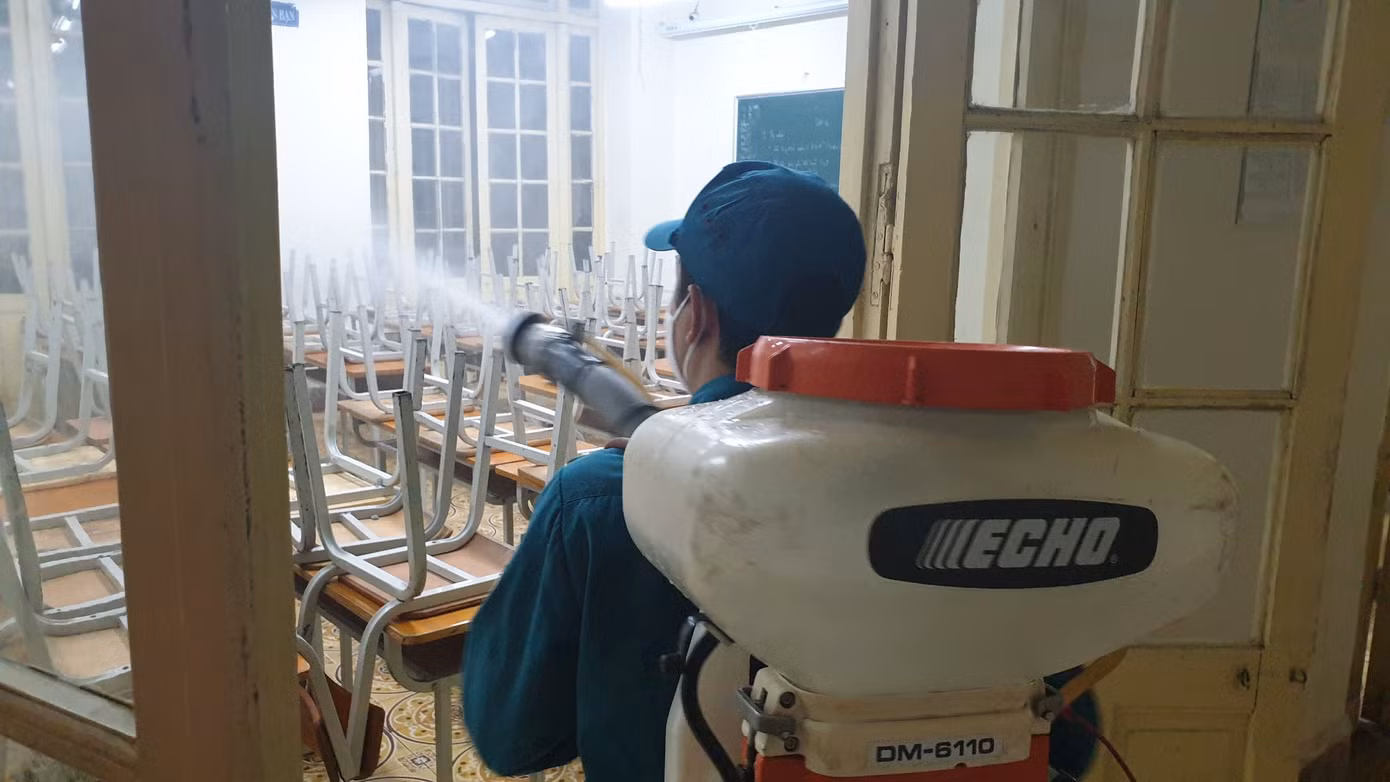 Dọn vệ sinh khử khuẩn, chuẩn bị đón học sinh quay lại trường ảnh 6