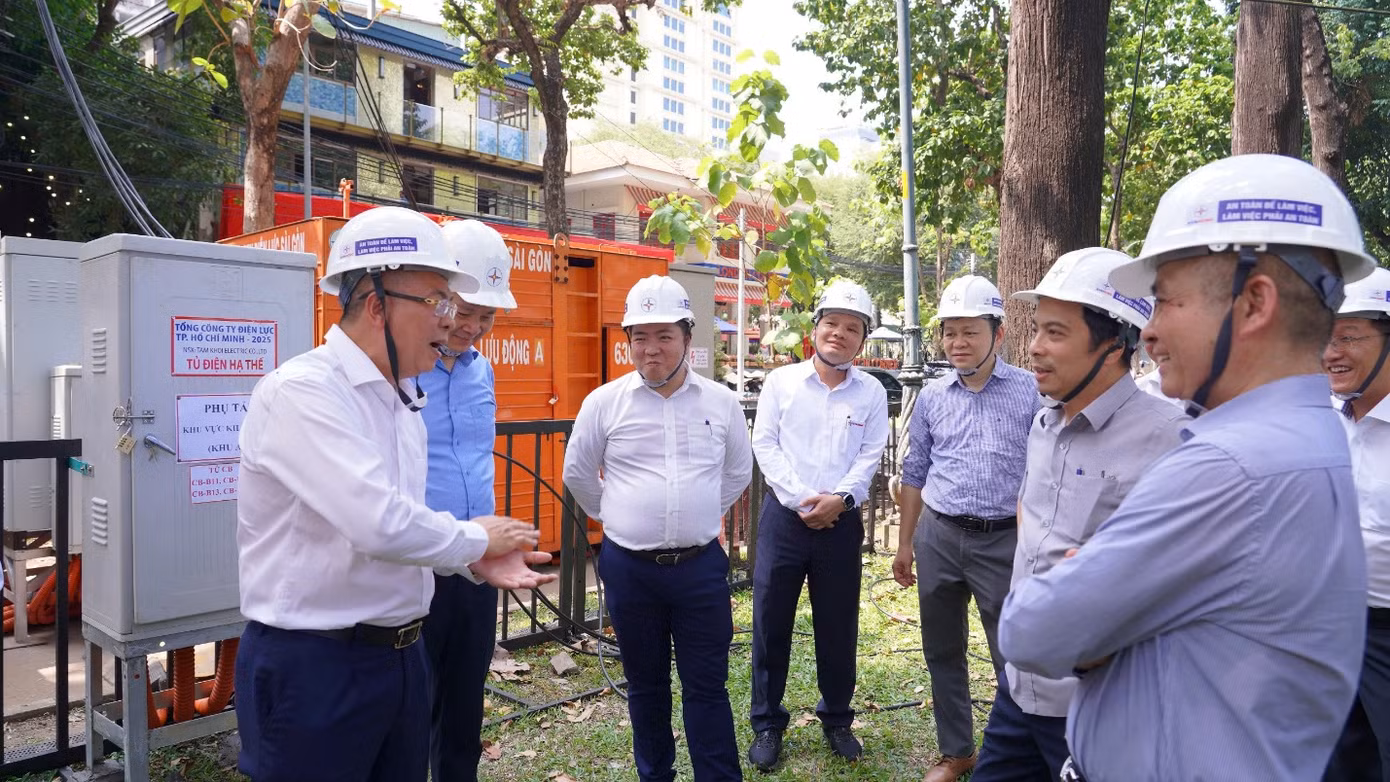 Ông Nguyễn Văn Thanh, Tổng giám đốc EVNHCMC (bìa trái) báo cáo với lãnh đạo Tập đoàn và đoàn công tác khi kiểm tra ngoài hiện trường.