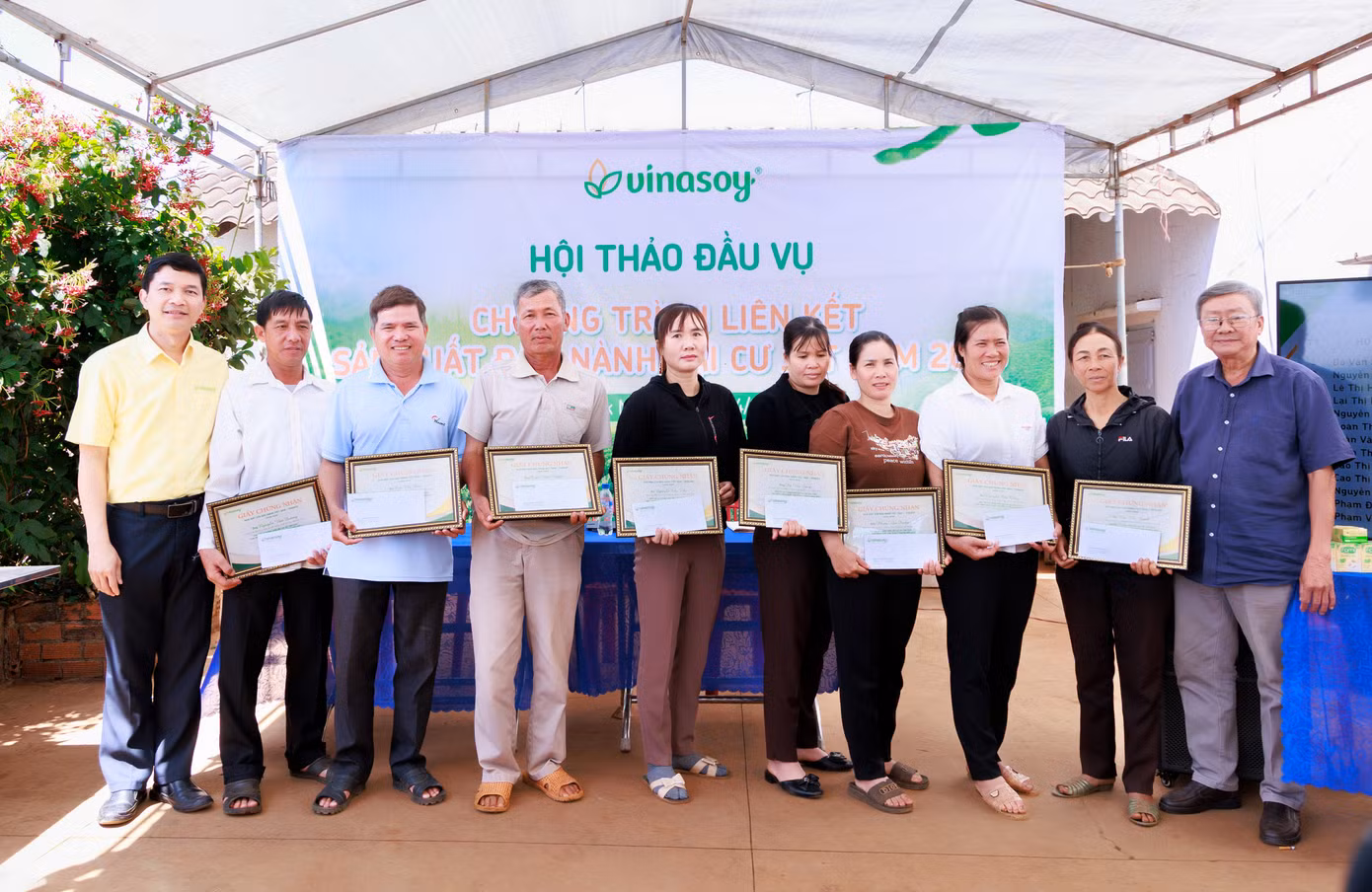 Trao chứng nhận khích lệ tinh thần nỗ lực của những nông dân Câu lạc bộ 3 tấn/ha.